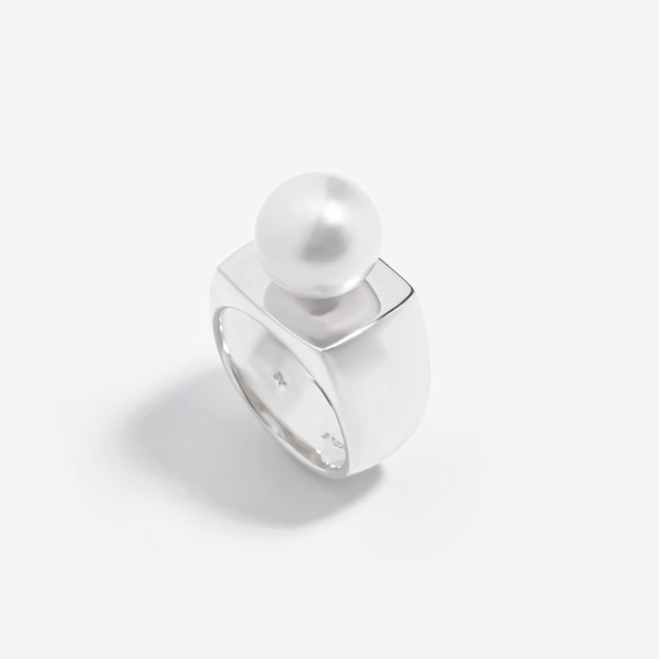 On pearl ring (Silver)