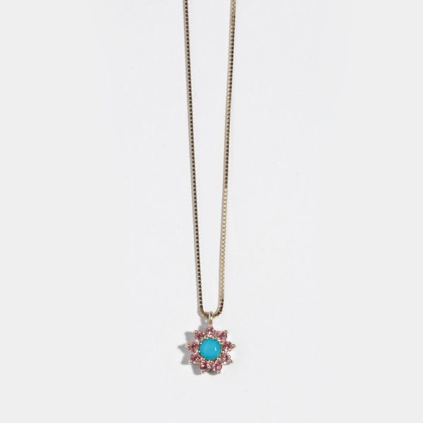 Color of the flower necklace