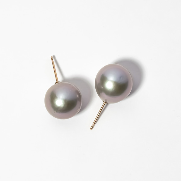 Ash pearl earrings
