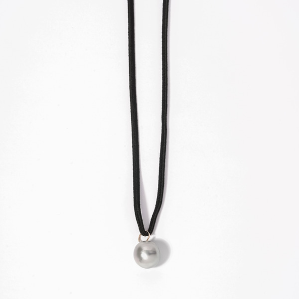 Ash pearl necklace